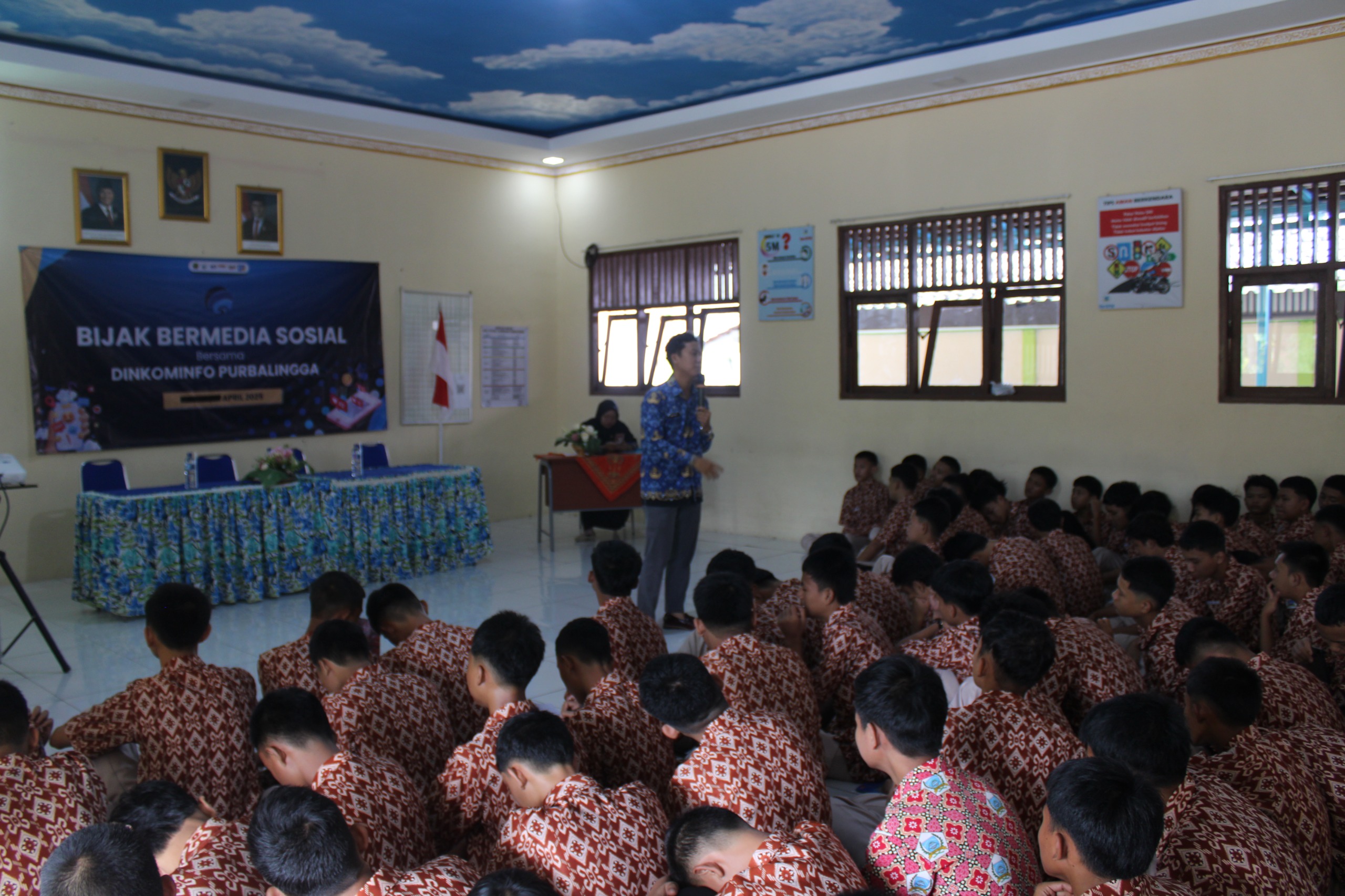 DINKOMINFO PURBALINGGA GELAR EDUKASI BIJAK BERMEDIA SOSIAL DI SMK NEGERI 1 REMBANG