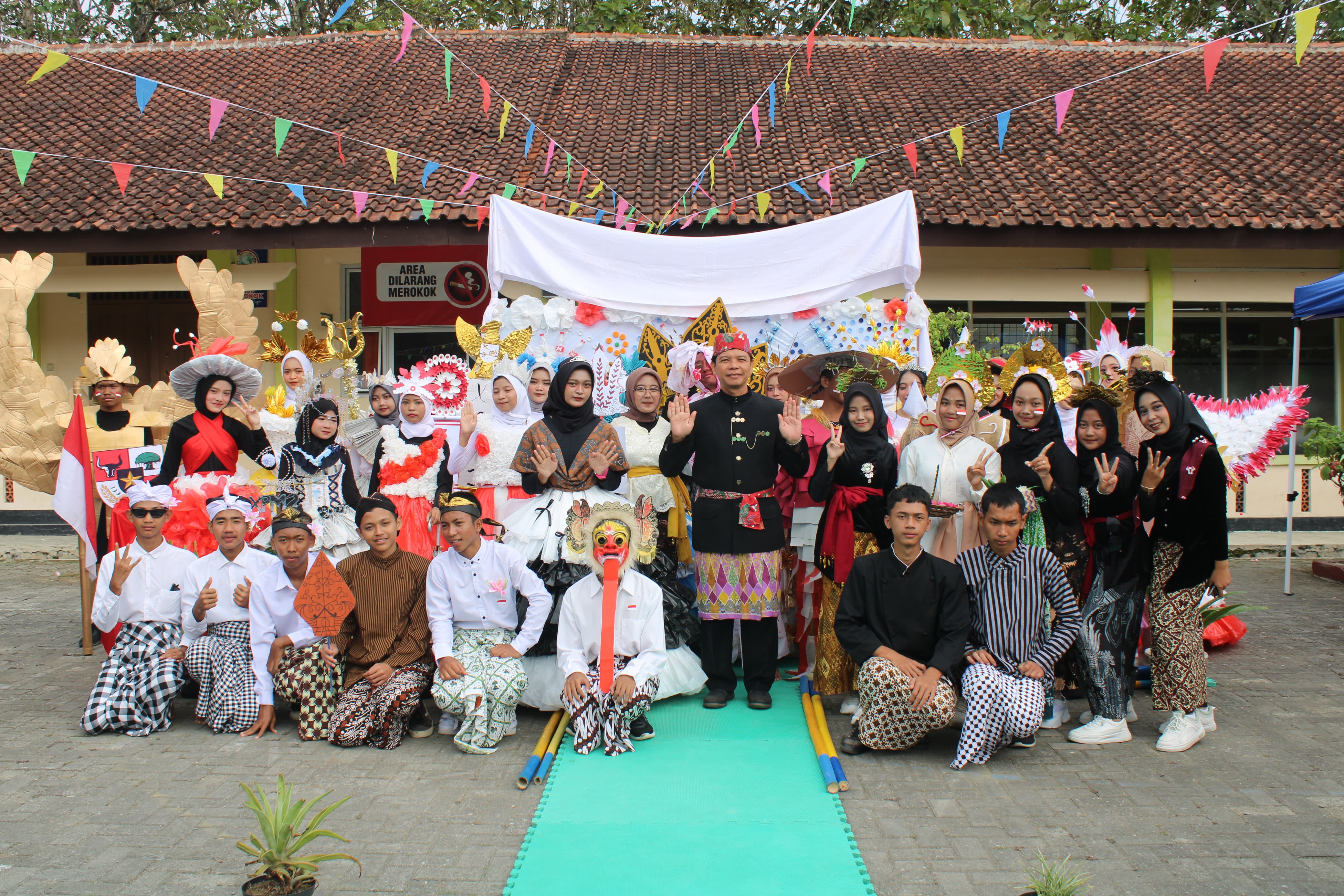 KARNAVAL SMK NEGERI 1 REMBANG DALAM RANGKA HUT RI KE 79